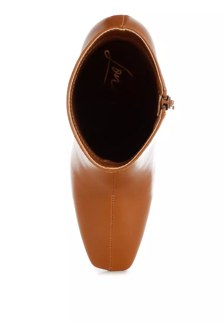 Sepatu bot ujung persegi warna cokelat