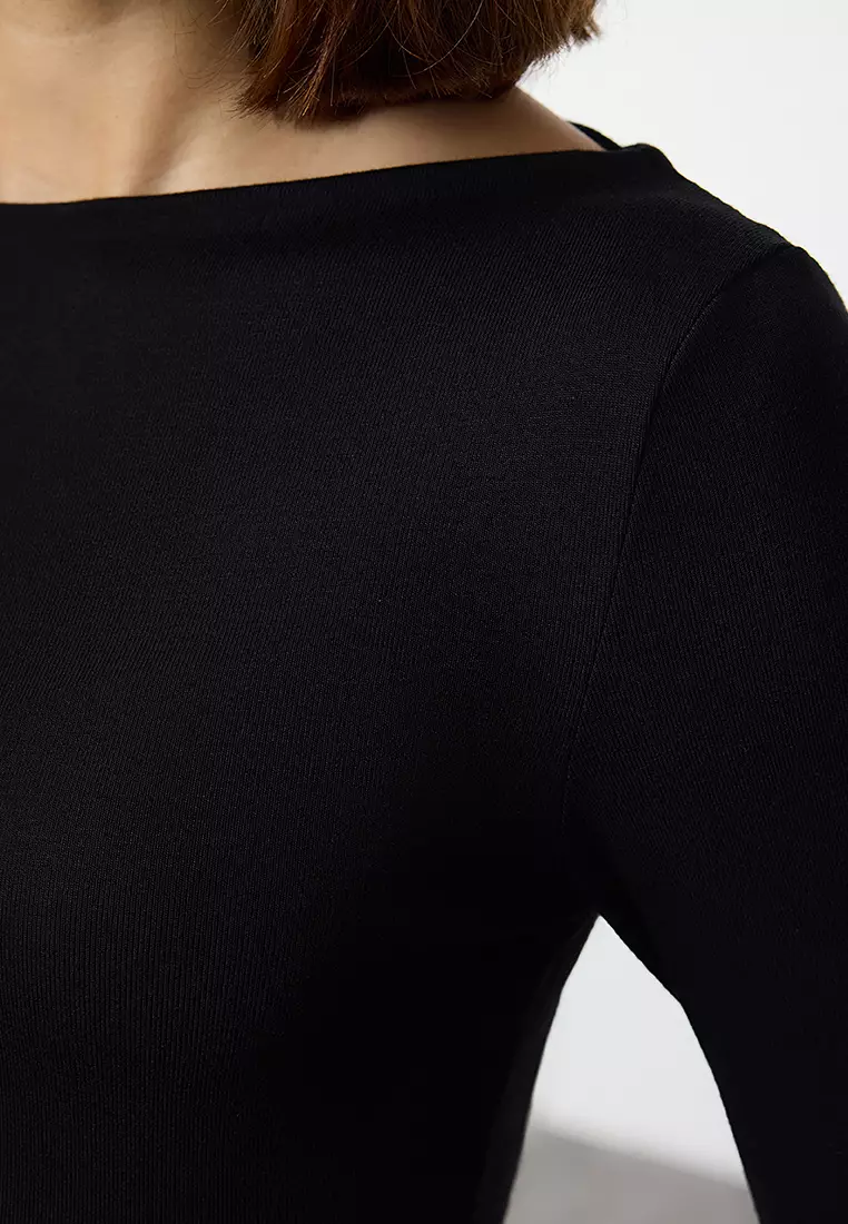 Asymmetric Flexible Knitted Blouse