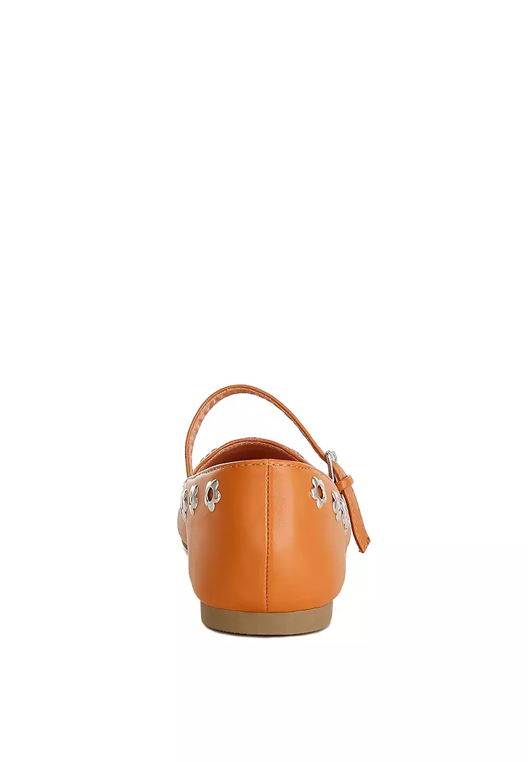 Sepatu Balerina Bertali Lubang Bunga Warna Coklat Muda