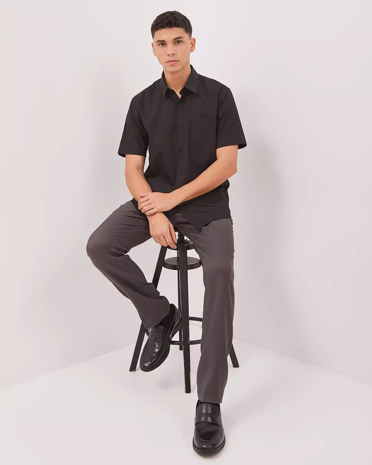 BLACK SHORT-SLEEVED SHIRT FOR MEN