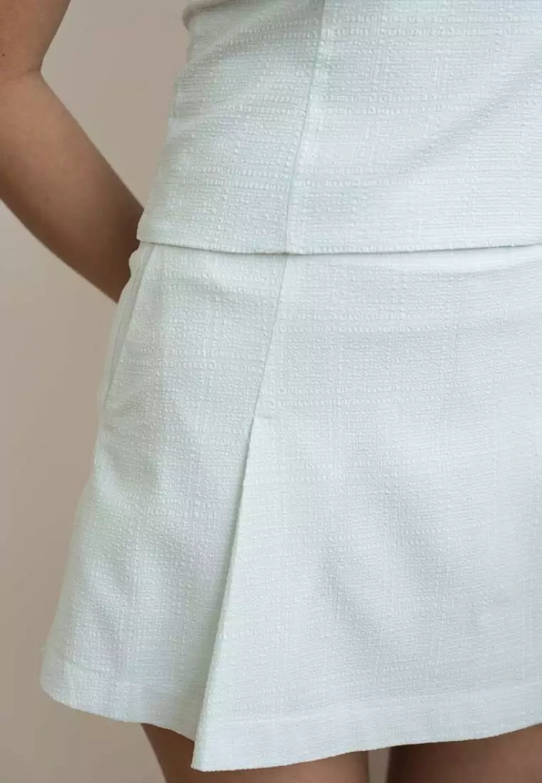 SHORT SKIRT WITH SLIT