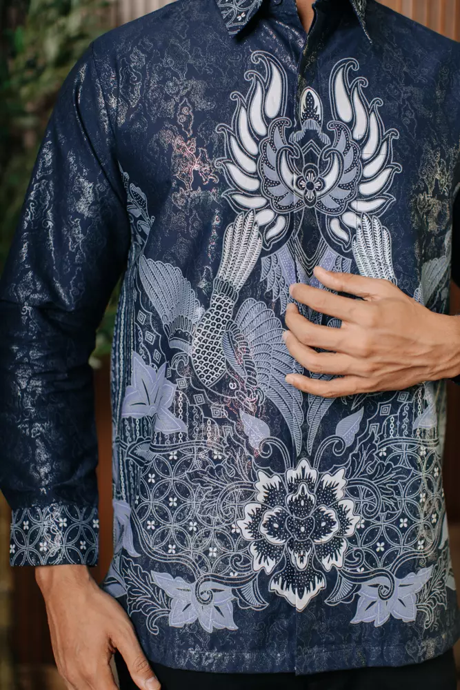 Gantari Navy Blue Kemeja Batik Pria Furing Regular Fit Lengan Panjang Katun Foil