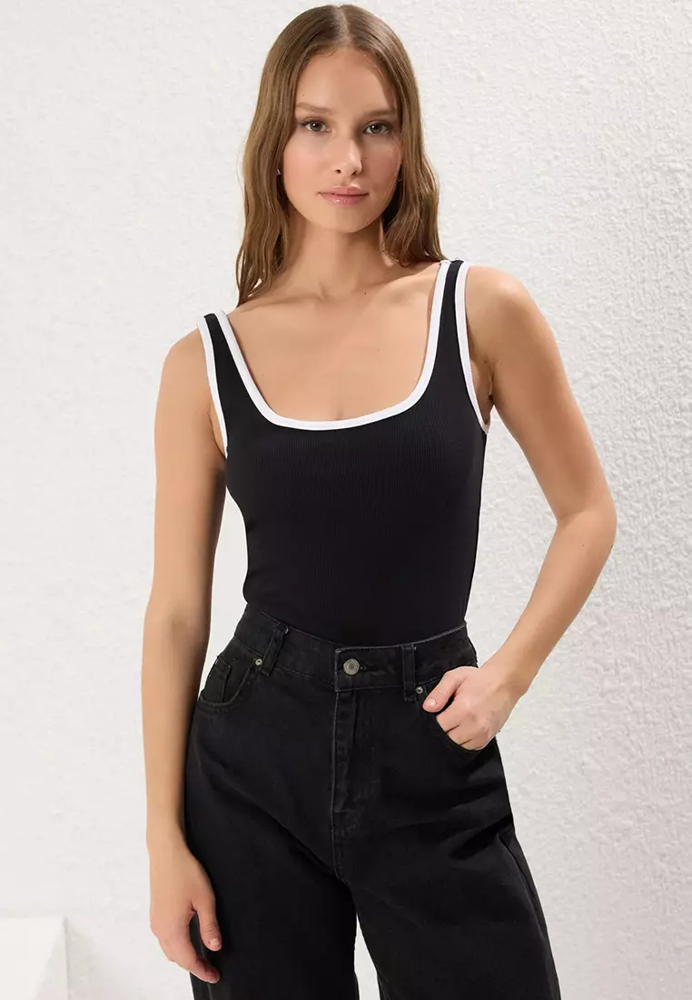 Black Color Block Fitted/Body Fitted Pool Collar Elastic Knitted Tank Top TWOSS22AL0042
