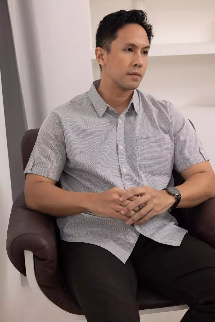 POLICE Kemeja Salur Printing Abu Muda Regular Fit Pria