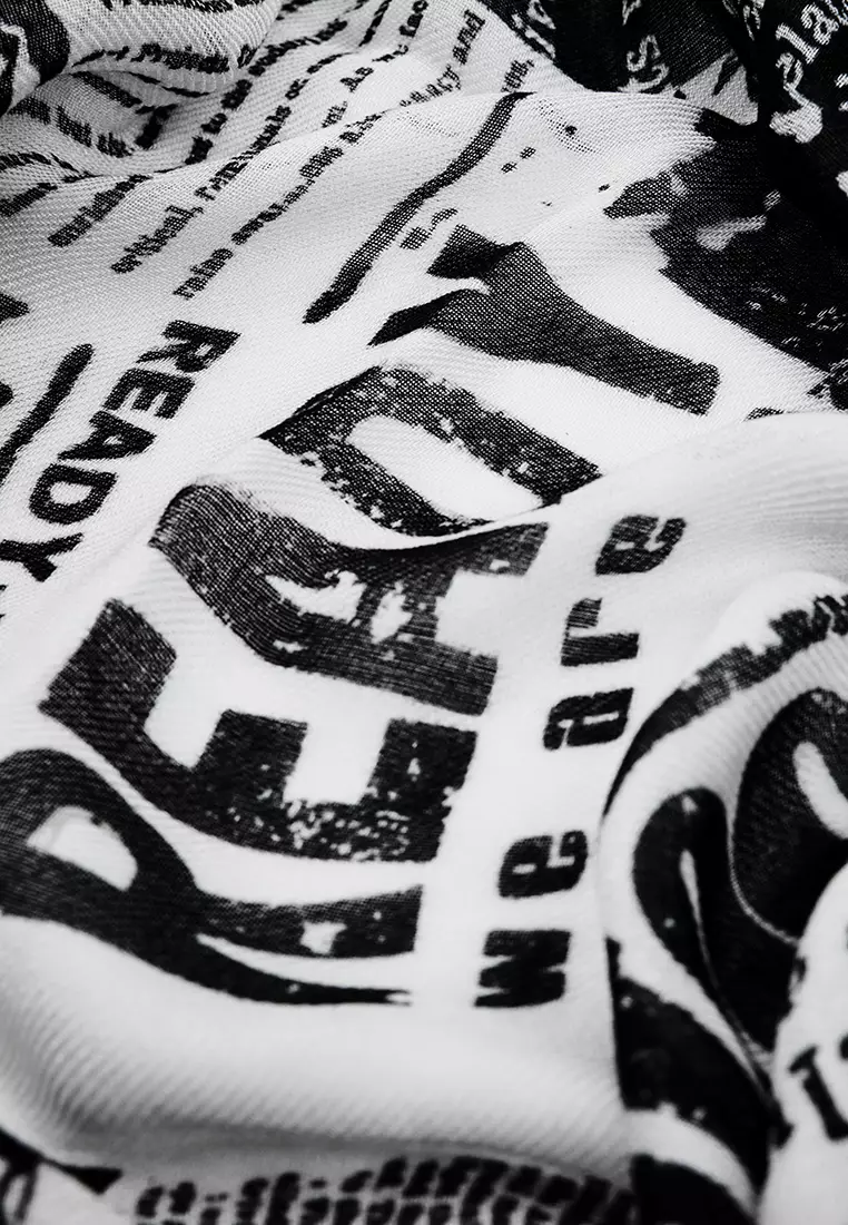 Rectangular newspaper scarf