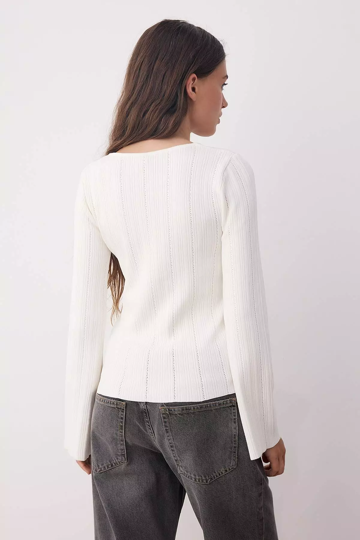 Ecru Fitted/Fits Body Spanish Sleeve Thin Knit Sweater