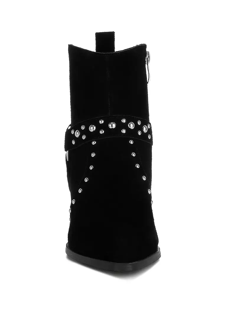 Sepatu bot bertabur paku dari bahan suede berwarna hitam