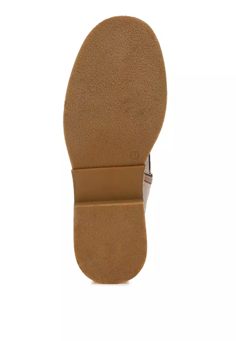 Sepatu Bot Bertali Tekstur Metalik dalam Warna Tan