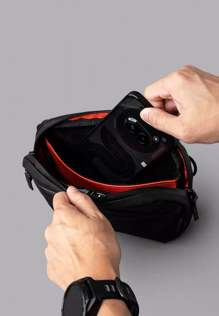 Alpaka Flight Sling 1L - Black VX42