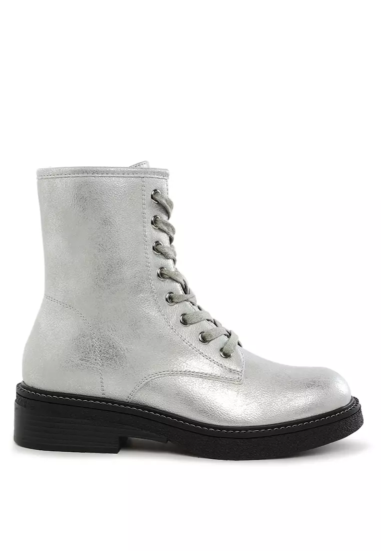 Sepatu Bot Renda Tekstur Metalik dalam Warna Perak