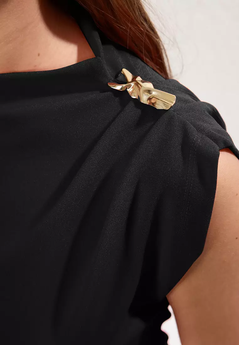 Black Fitted/Body Sitting Accessory Detail Draped Elastic Knitted Blouse TWOSS25BZ00044