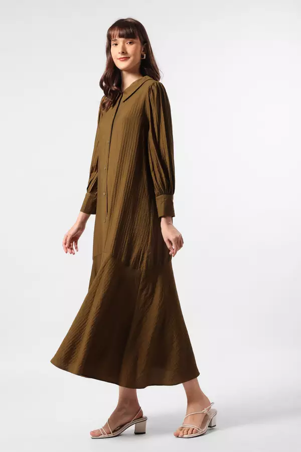 MINIMAL - Baverlie - Dress Midi Motif Garis - Dark Olive Warna Olive_Dark