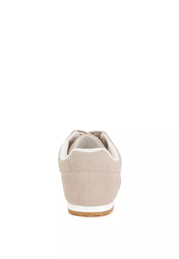 Sepatu kets berbahan mikrofiber dan jaring berwarna krem