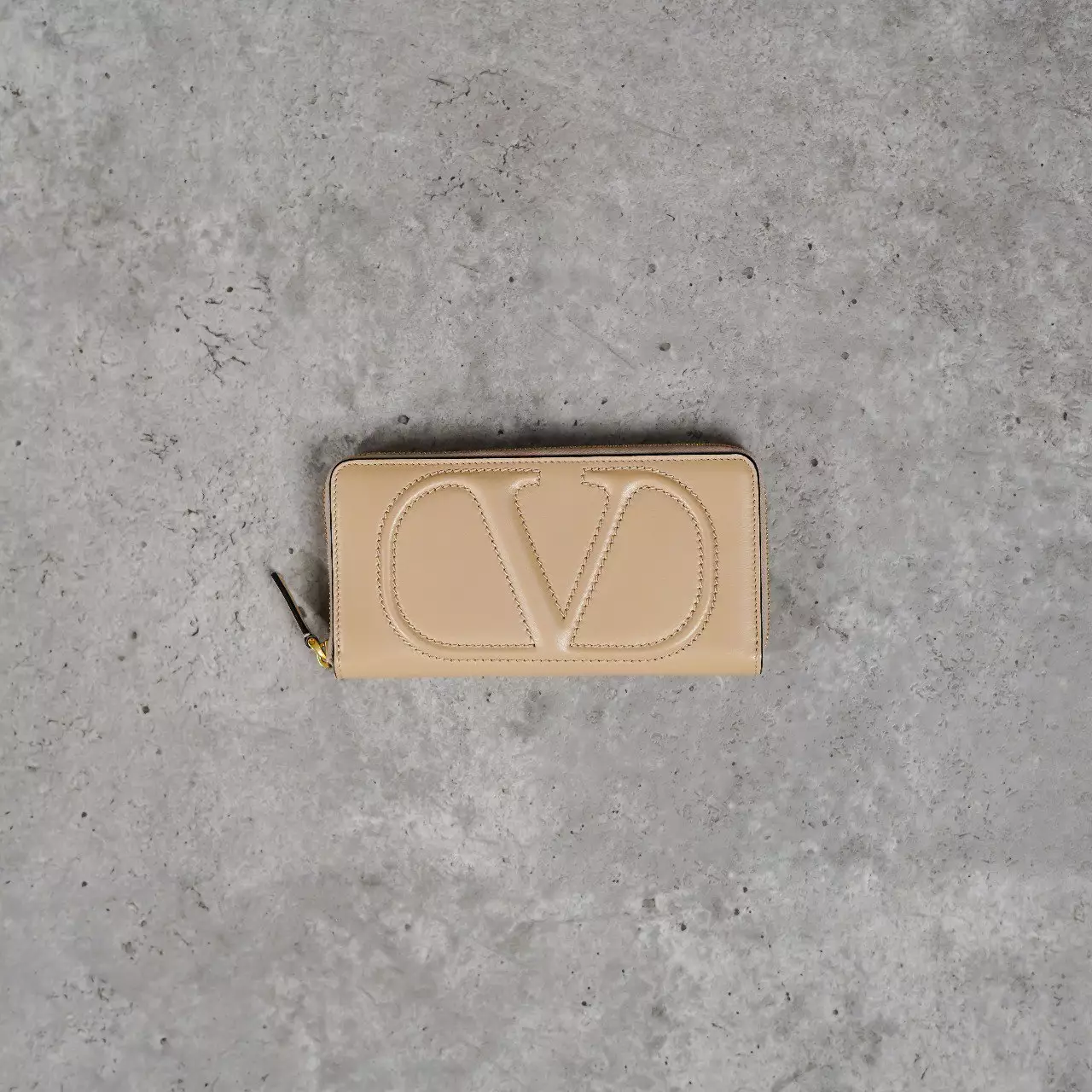 Jual Valentino Garavani Dompet VALENTINO V EMBOSSED CREAM ZIP LONG 