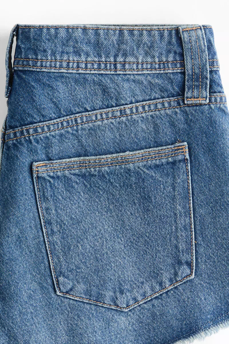 Frayed denim shorts