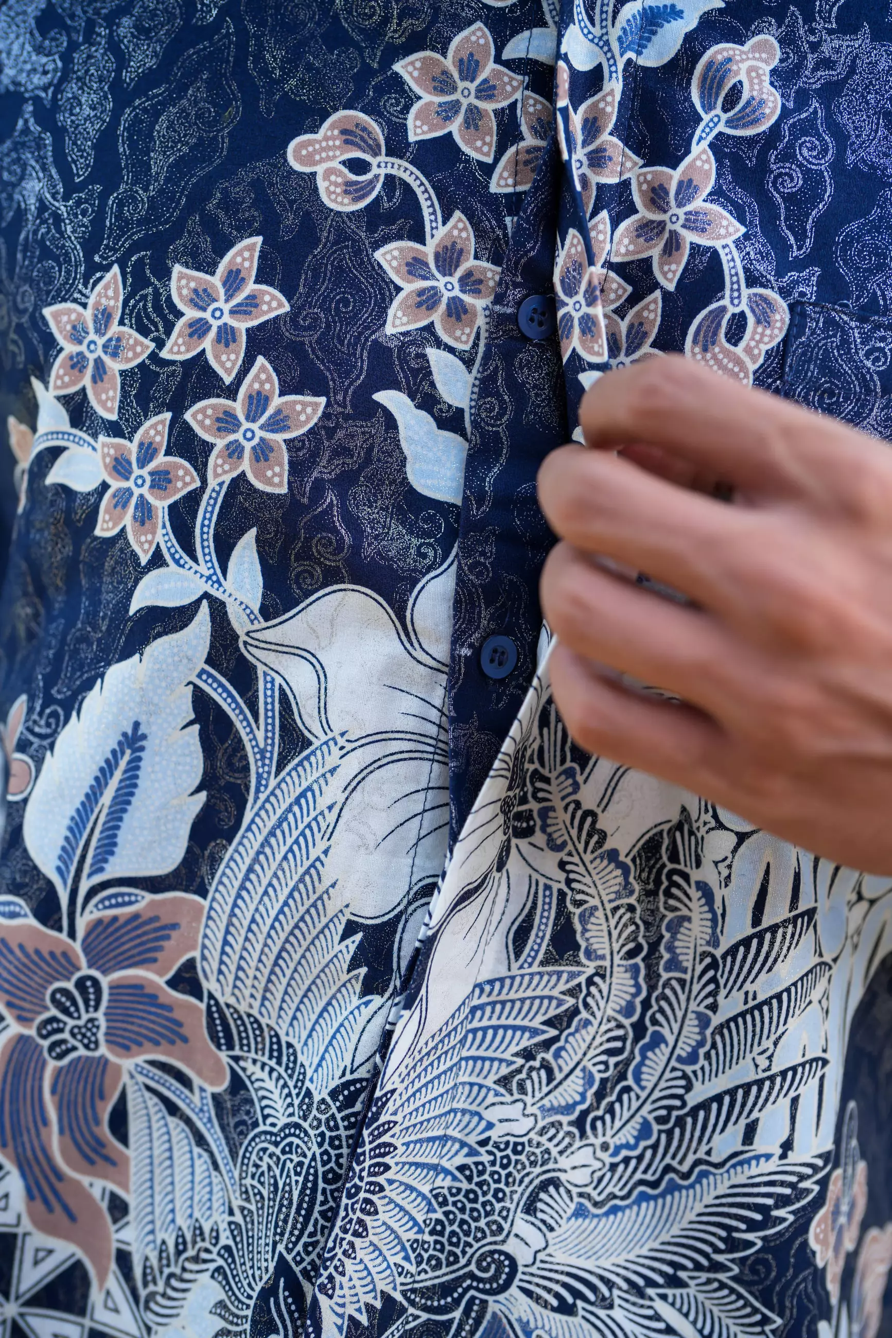 Arutala Navy Blue Kemeja Slim Fit Batik Lengan Panjang Foil