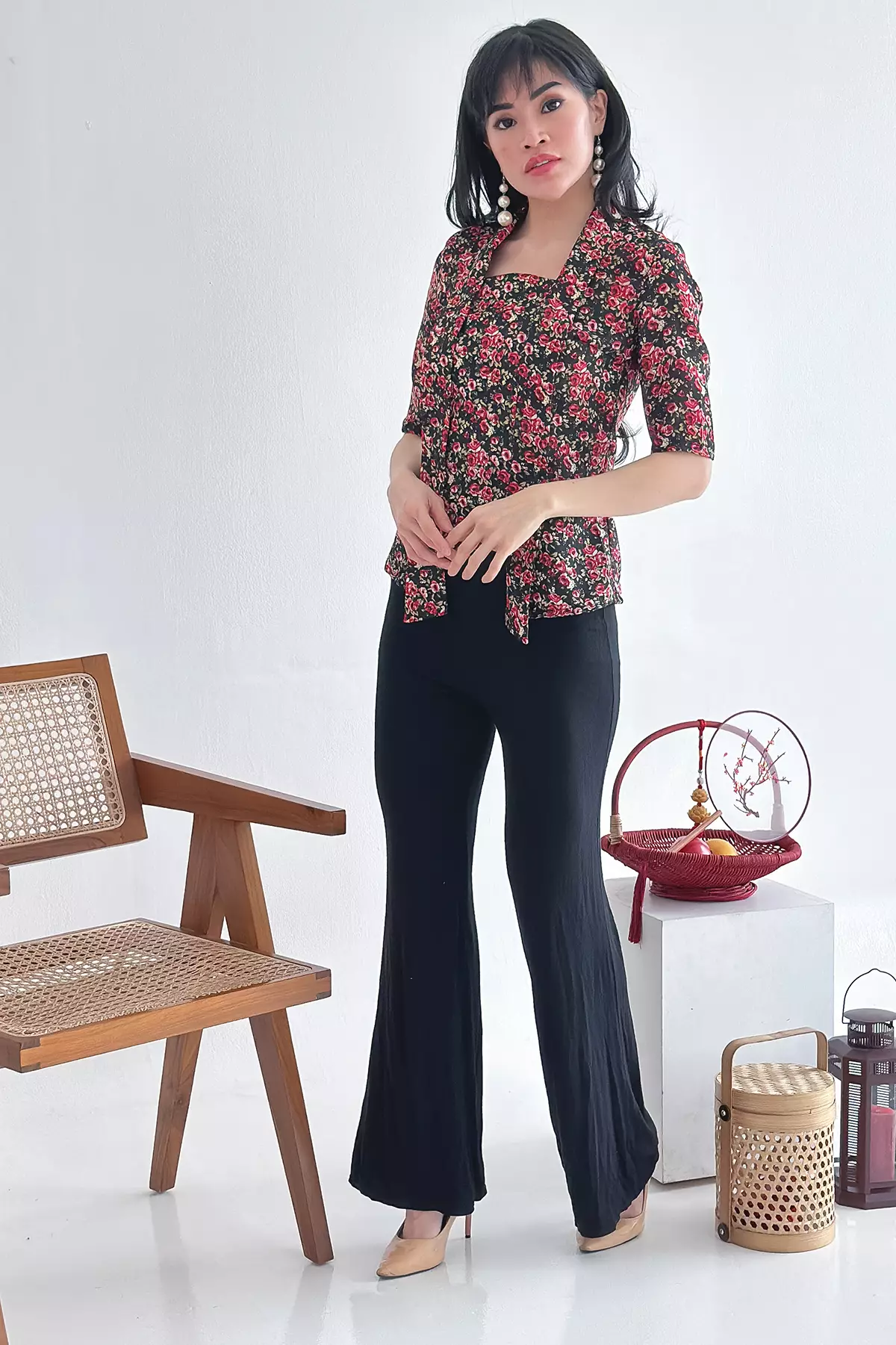 Karisma Kembangan Hitam Kebaya