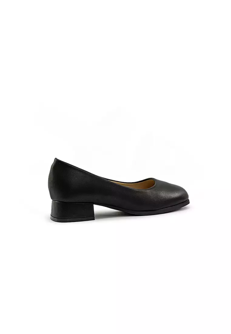 Women's LZ 29814 C94 Black School shoe with low block heel. Closed toe design.