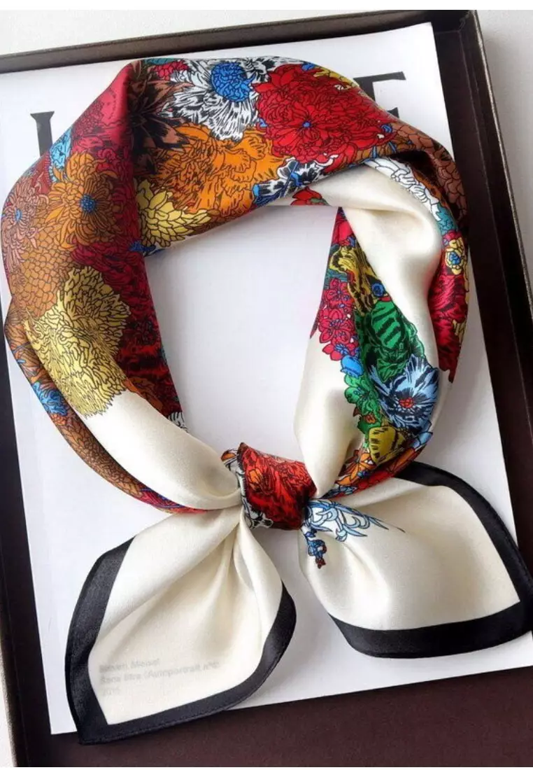 Aksesoris Scarf Floral Horse Print Motif Silky Square Satin Scarf Segi Empat Ukuran Kecil White & Multi