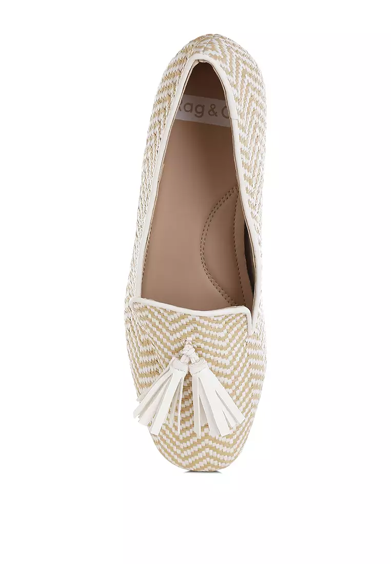 Sepatu Loafer Berdetail Rumbai Rafia Warna Beige
