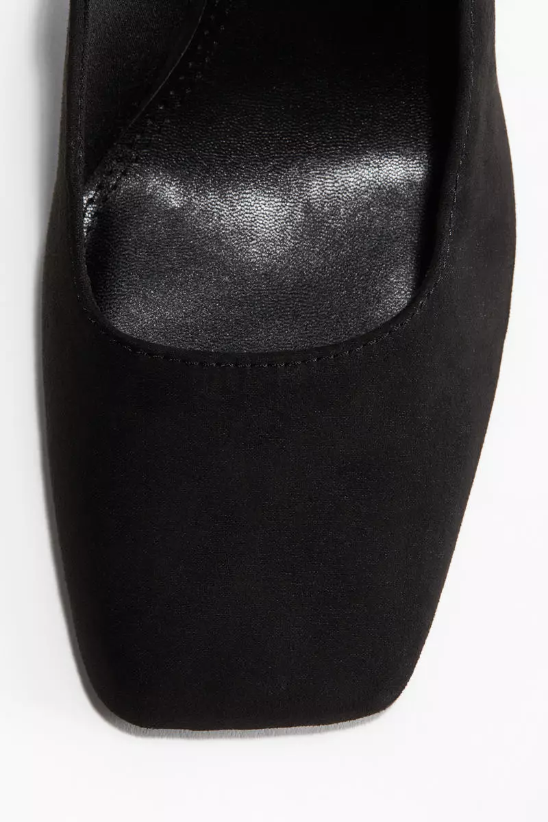 Square-toe court shoes
