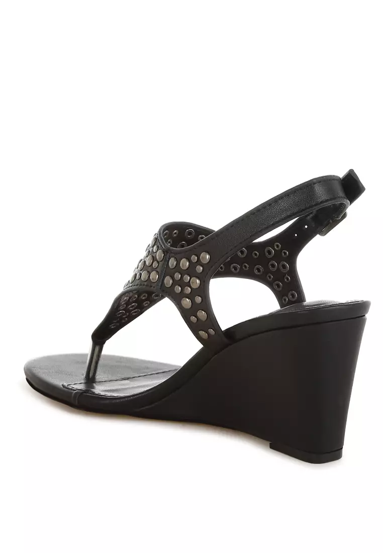 Sepatu wedges bertabur paku dengan ujung bertabur paku warna hitam