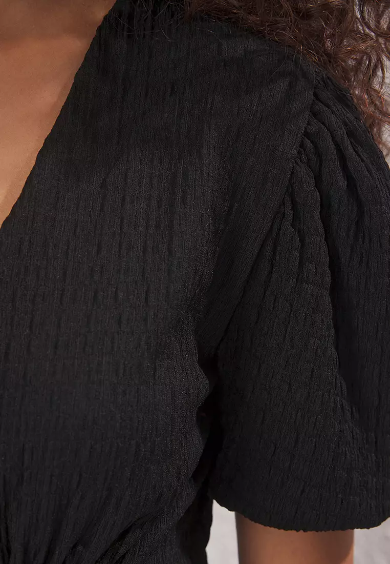 Black Textured V-Neck Double Breasted Closure Balloon Sleeve Crop Knitted Blouse Twoss25Bz00542