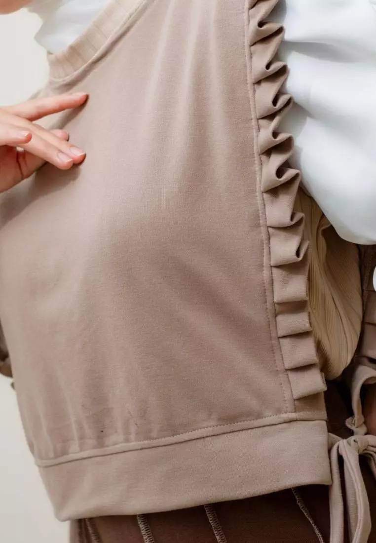 Dalla Ruffle Vest - Khaki M18627 R77S2