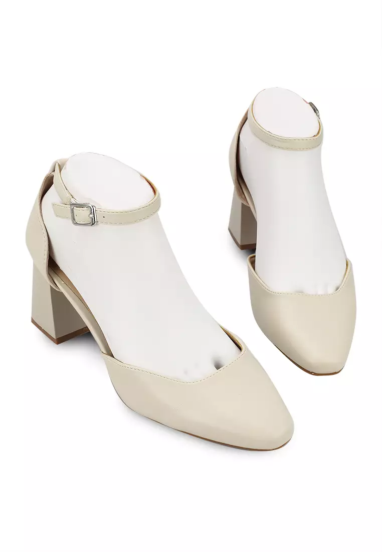 Pump with ankle clearance strap