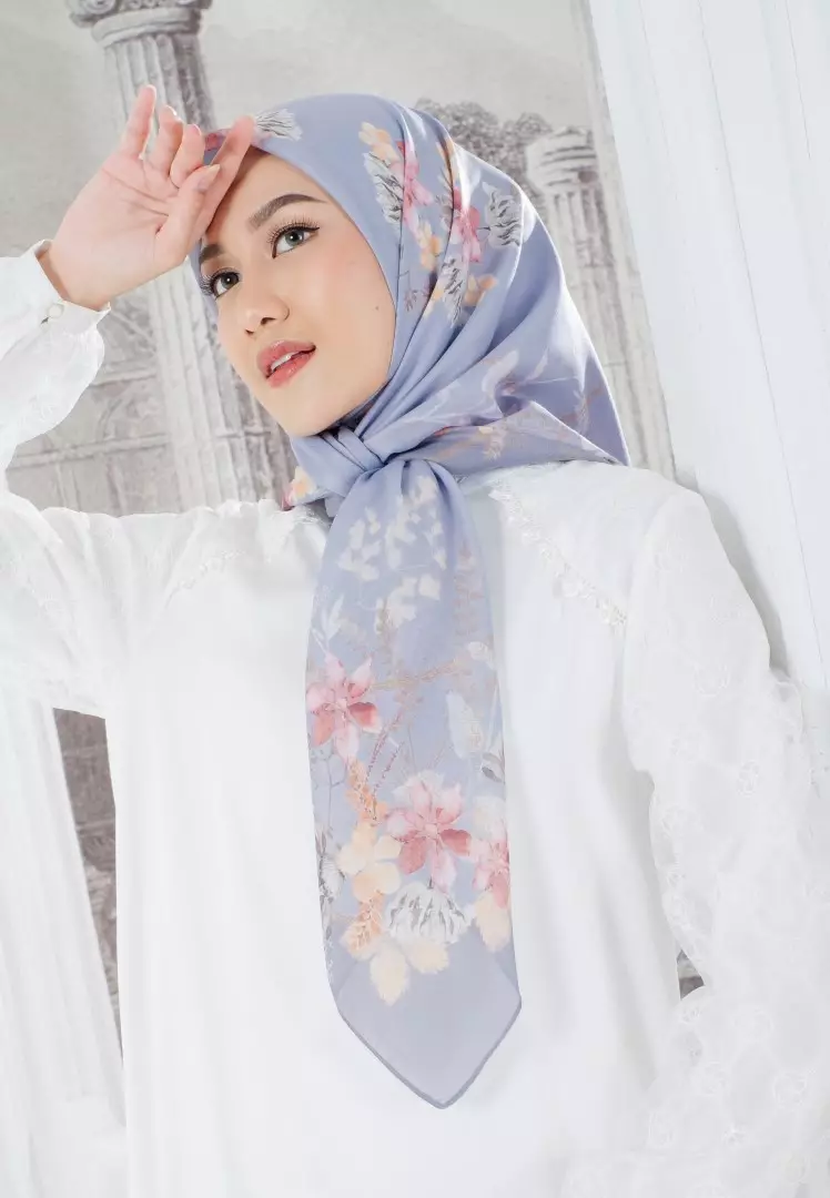 GERANIUM Print Scarf Light Grey - Kerudung Hijab Segiempat Motif With BOX - Bahan Nesla - Ukuran 115x115