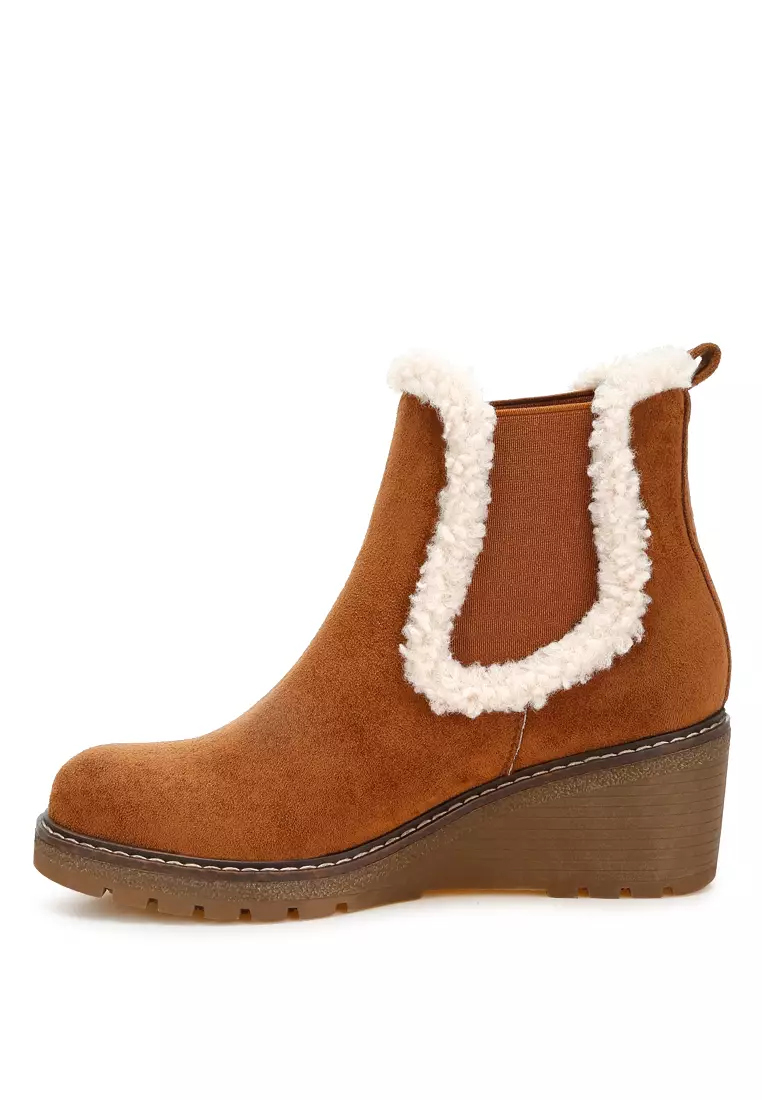 Faux Fur Lined Chelsea Boots in Tan