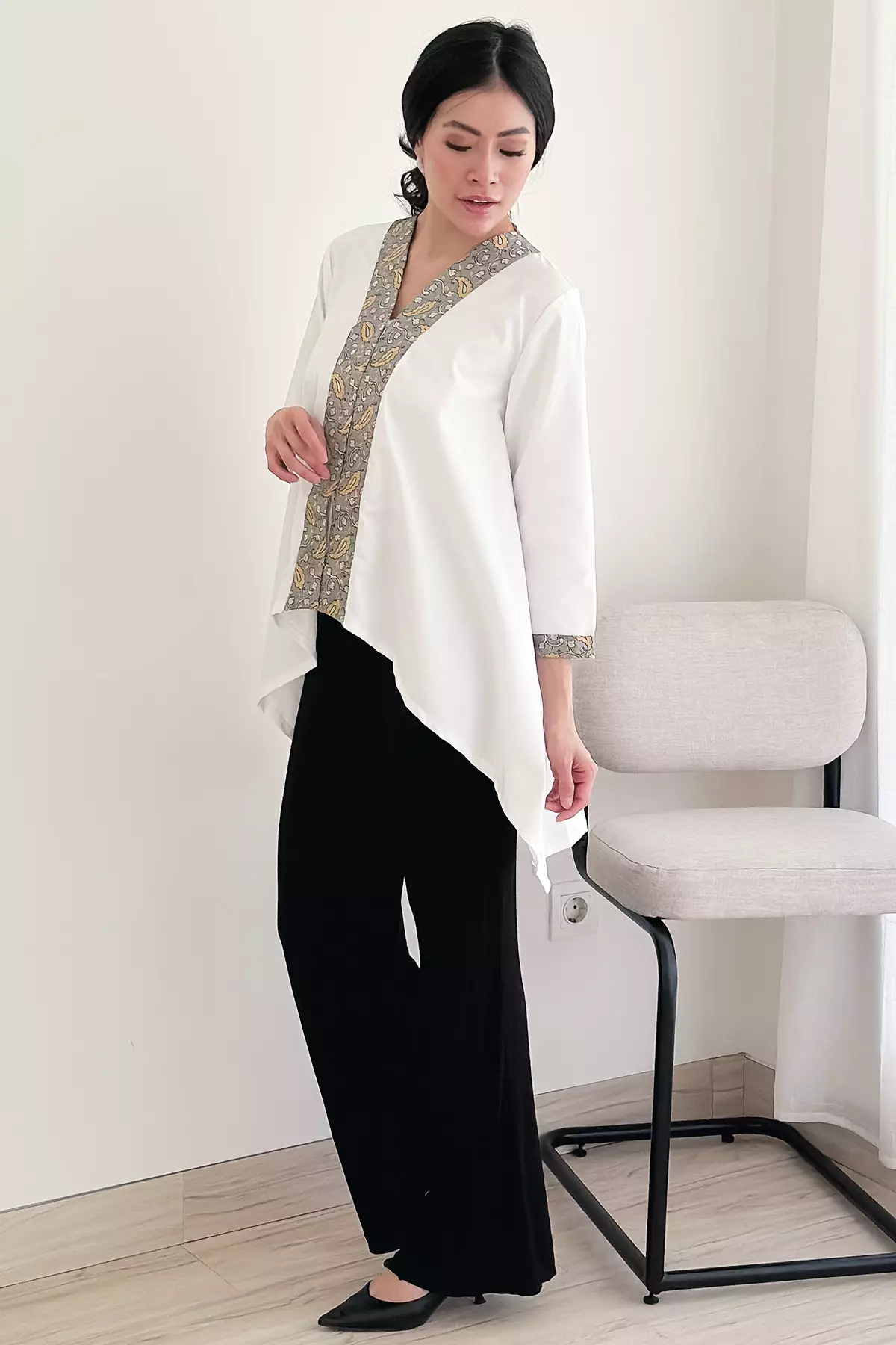 Batari Songket Putih Kebaya Asimetris