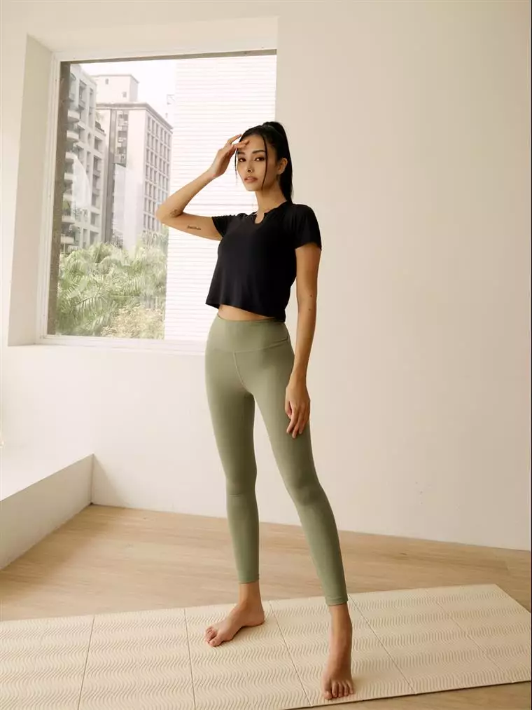 OB嚴選 涼感．冰咖啡紗V領短袖短版上衣《AB18057》