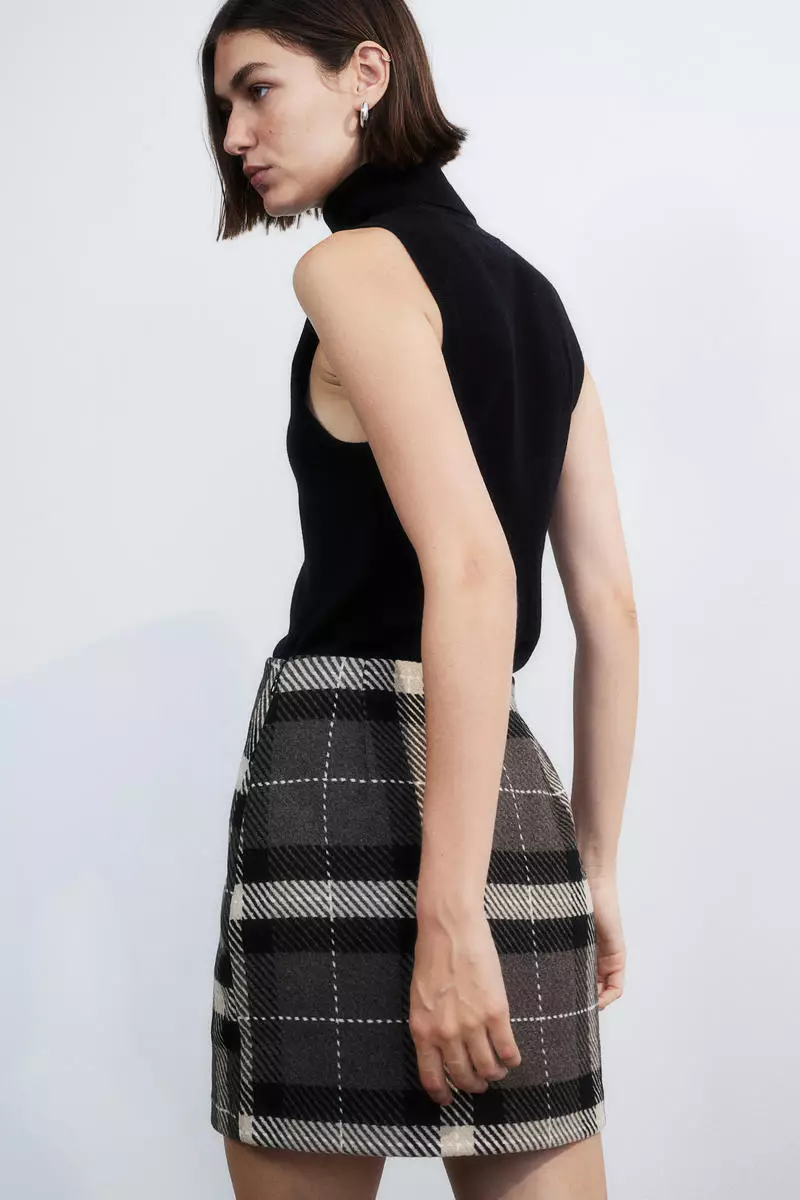 Textured mini skirt