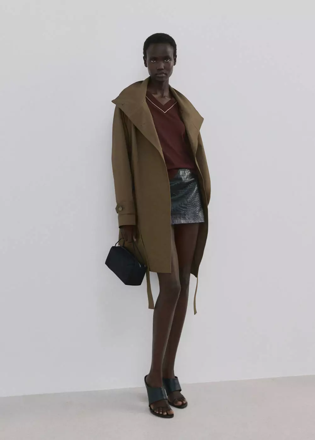 Sweater V-neck dengan trim kontras