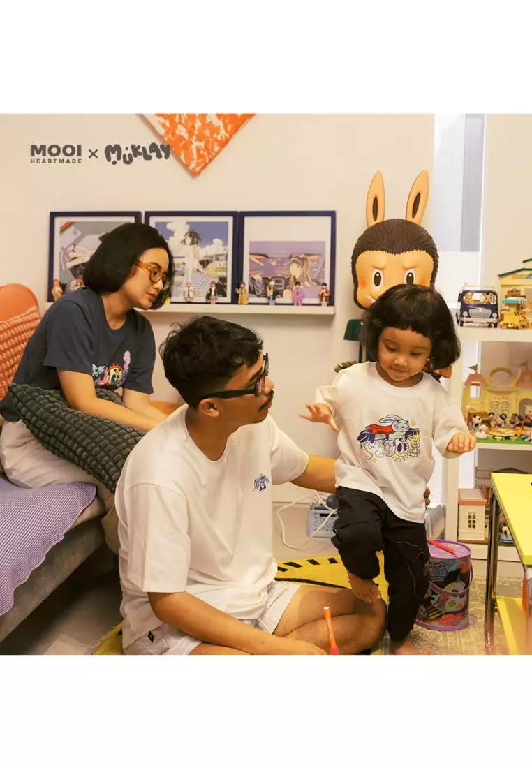 Mooi X Muklay Kaos Dewasa Unisex Graphic Tee Adult - Black