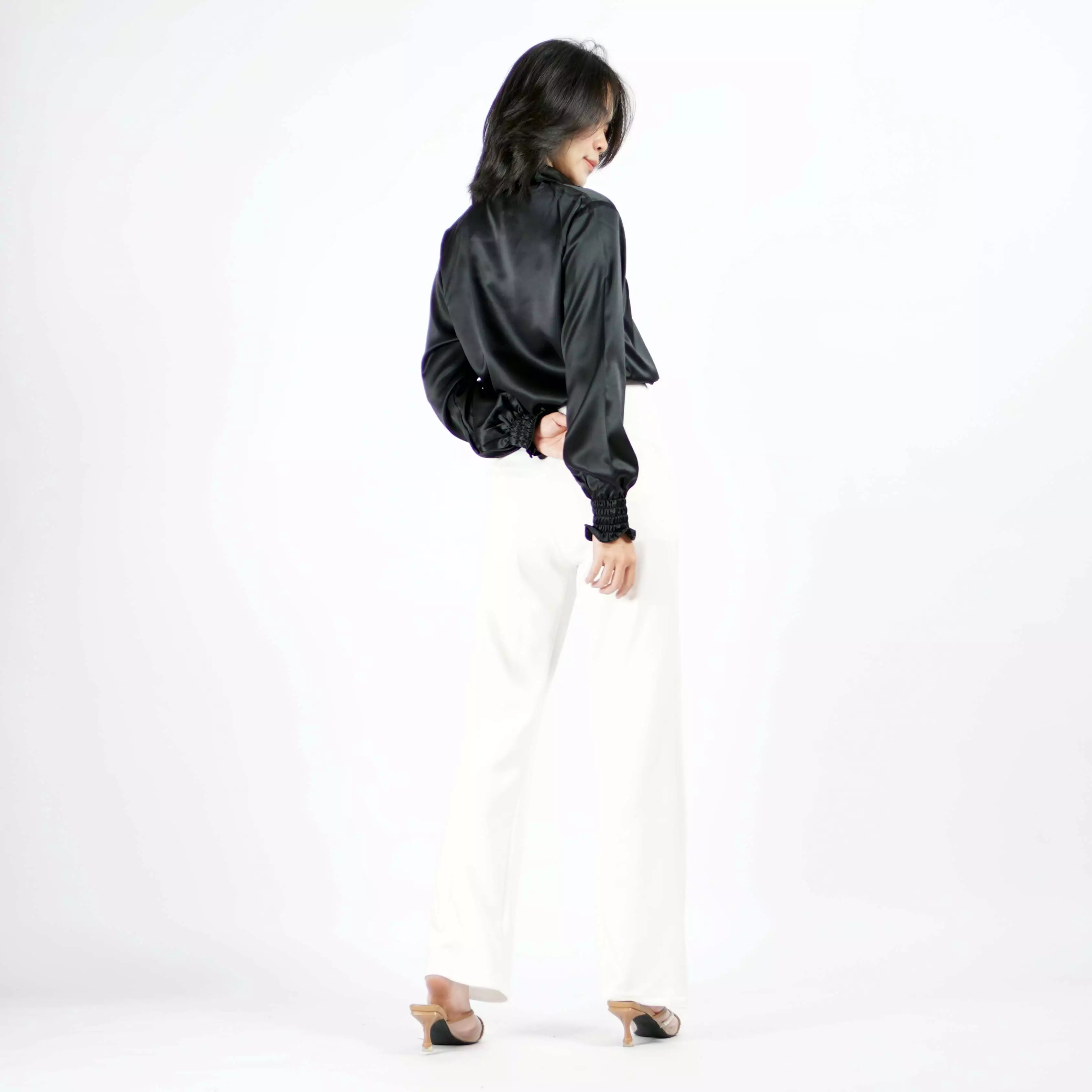  SAFIRE Top Satin Blouse Satin Gaya Korea Blus Elegan Krah V - Hitam