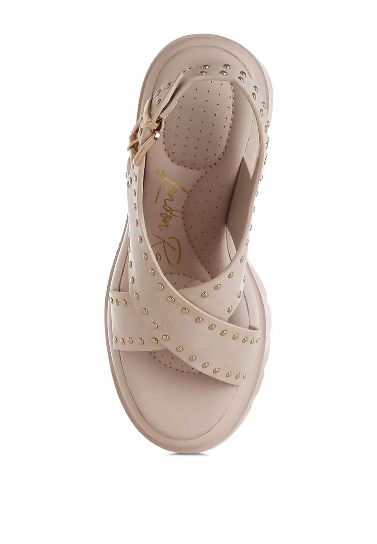 Sandal hak blok berhias stud warna krem