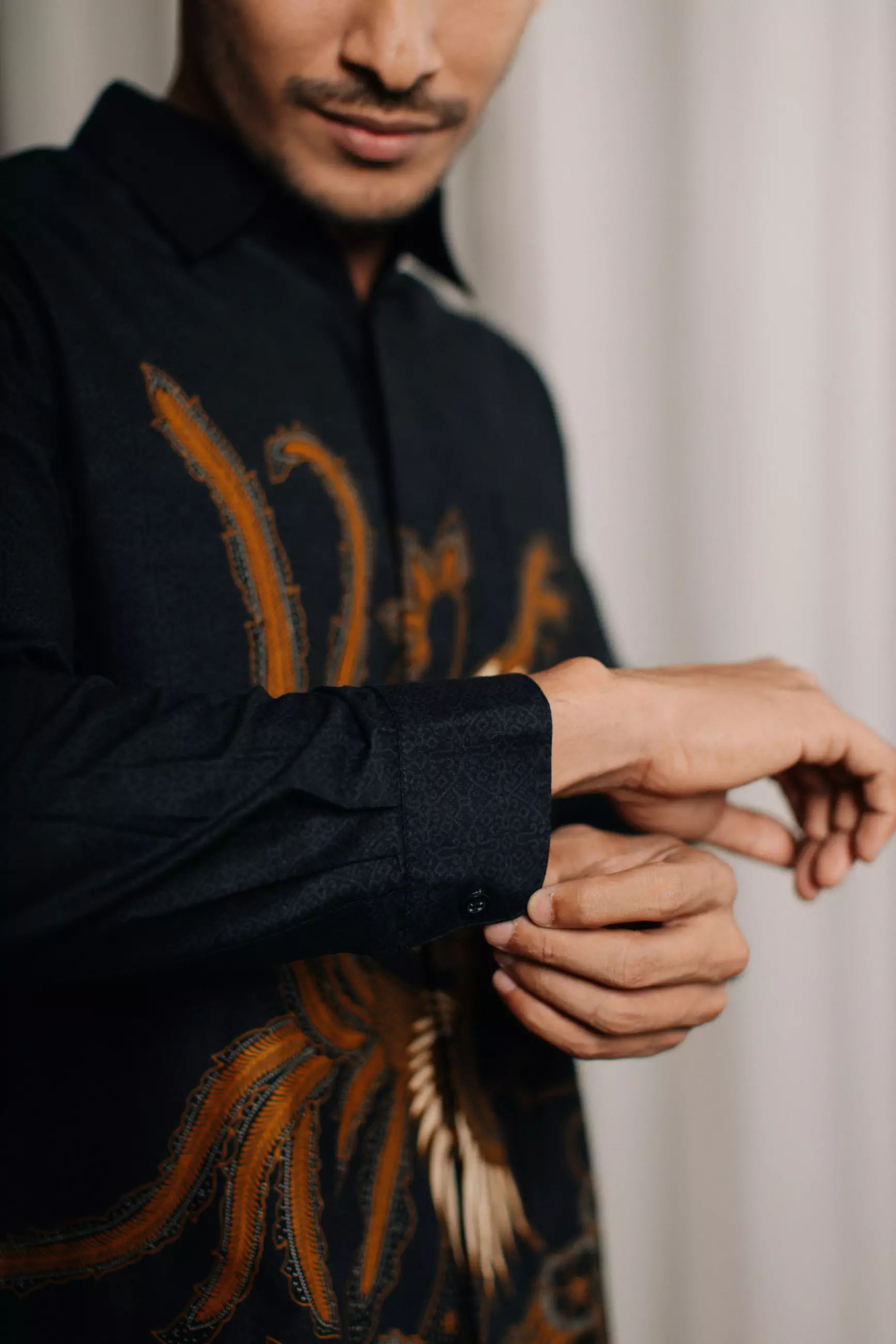 Adyatma Dewangga Black Kemeja Batik Slim Fit Pria Lengan Panjang Katun