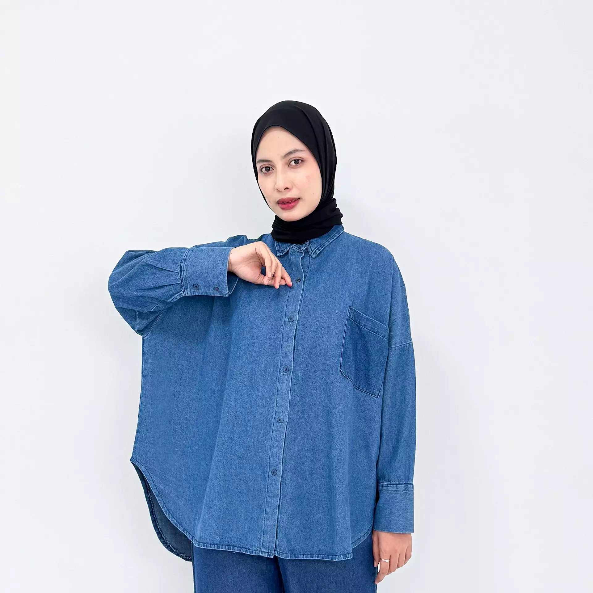Kemeja Jeans Wanita - Oversized Relaxed Shirt Dirra