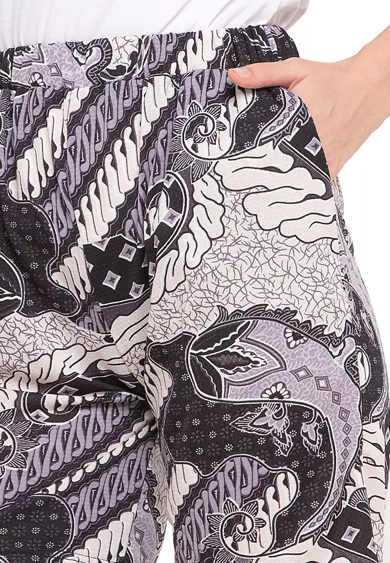 Beardsley Celana Pendek Wanita Motif Batik Design Kasual Regular Fit - Hitam