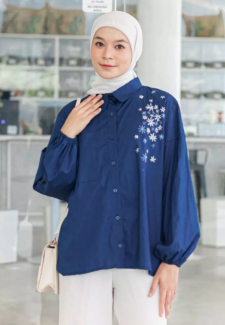 Jual My Daily Hijab Donia Embrodery Top Navy - Blouse Atasan Wanita Original 2025 | ZALORA Indonesia ®