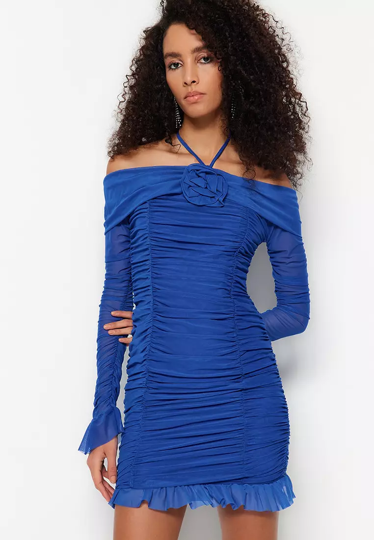 https://www.zalora.sg/p/trendyol-saks-fitted-evening-dress-with-lining-and-tulle-evening-dress-blue-3302770