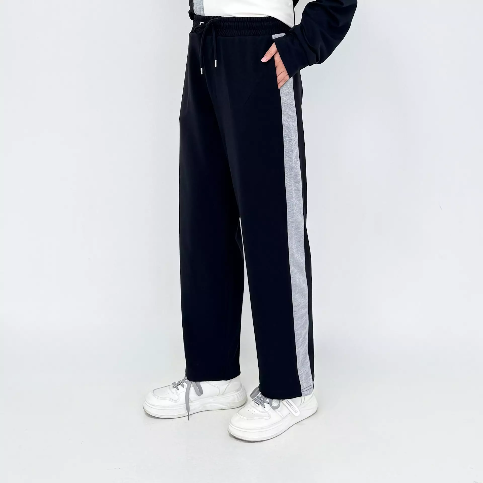 Set Sporty Sweatpants Gitara - Setelan Baju Olahraga Padel Wanita