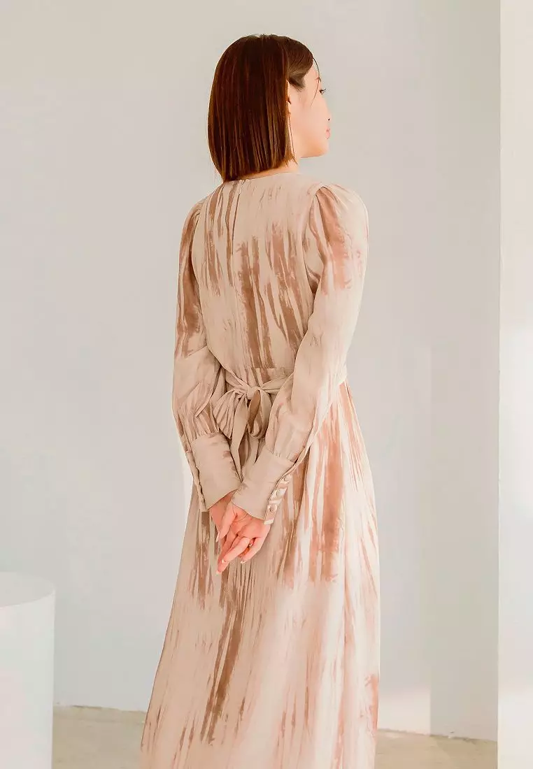 不易皺筆刷印花收腰綁帶長洋裝《DA9424》