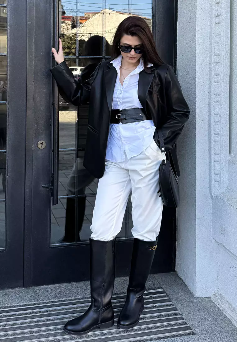 Sepatu Bot Betis Berdetail Rantai Logam Warna Hitam