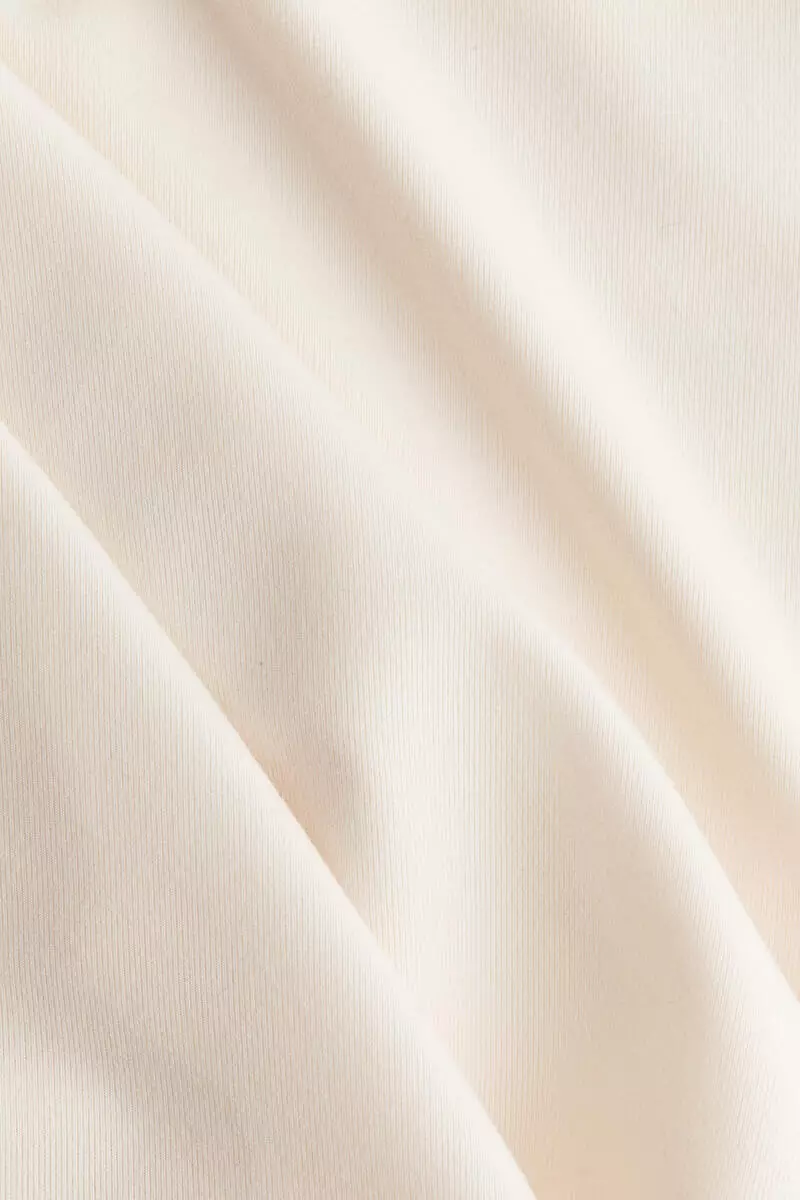 Asymmetric keyhole top