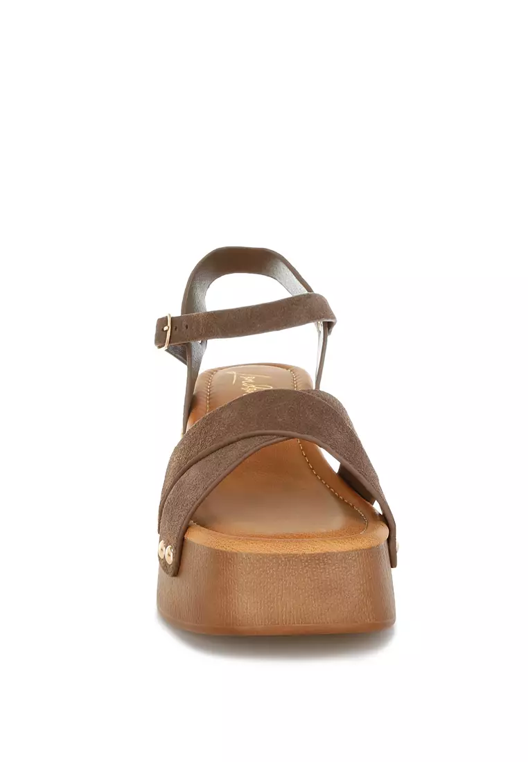 Sandal Bakiak Suede Asli Bertabur Paku Warna Coklat