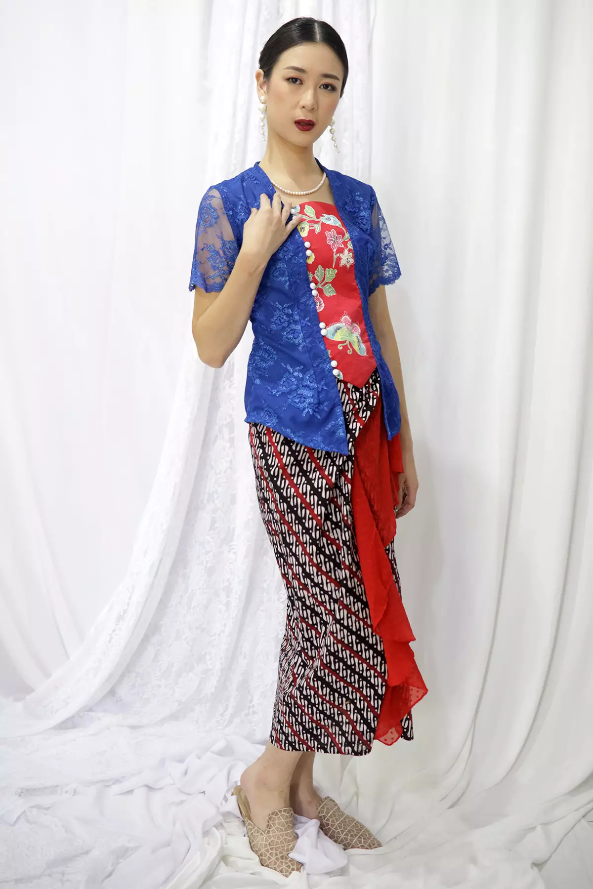 Sinok Encim Merah Biru Kebaya Brokat Batik