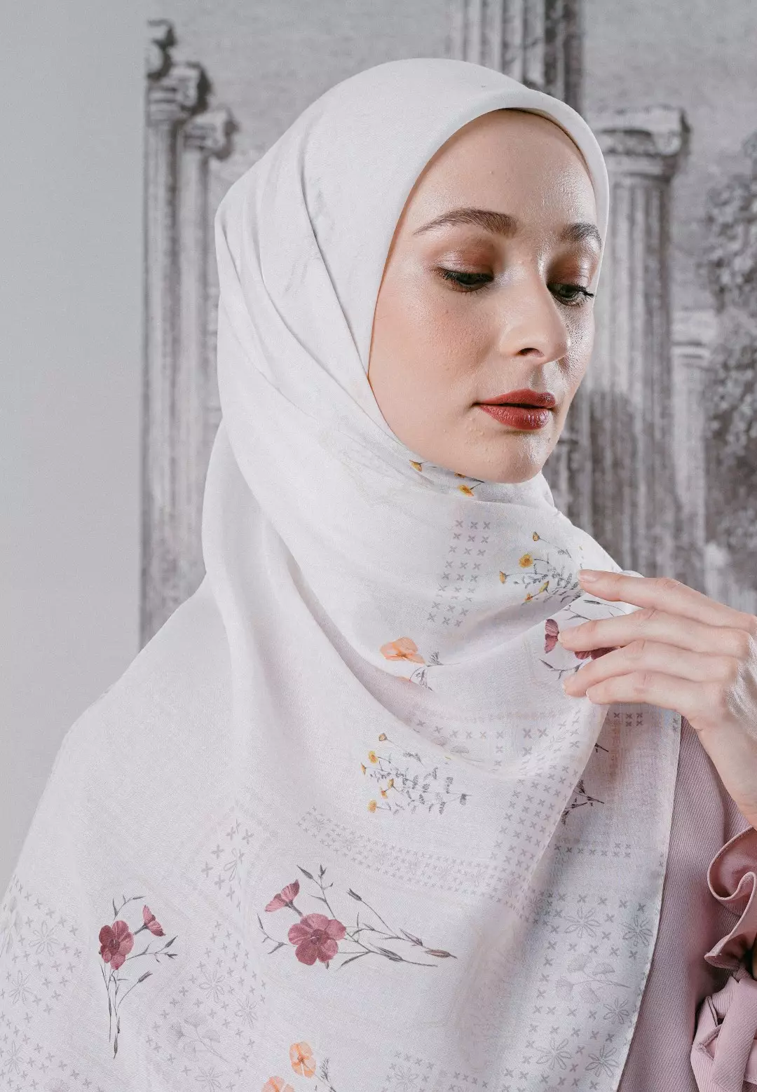 FIORELLA  Scarf Offwhite - Kerudung Hijab Segiempat Motif With BOX - Bahan Nesla - Ukuran 115x115